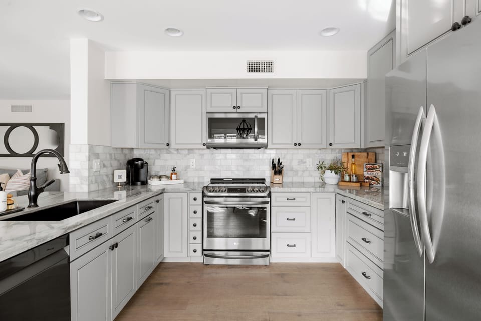 Updated kitchen with everything you need to cook in 