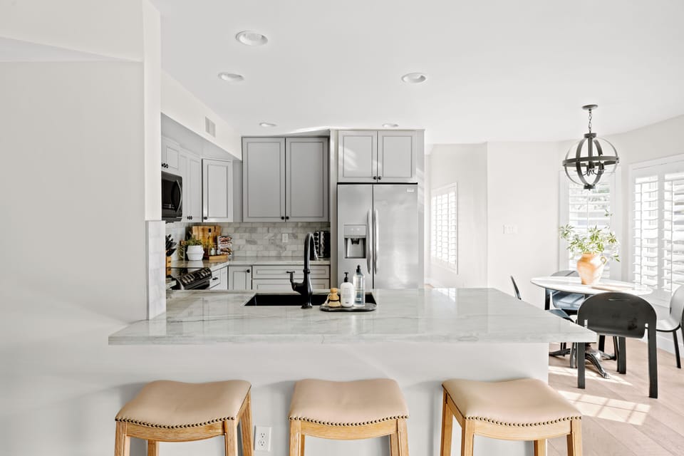 Light and bright island seating 