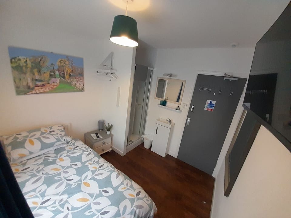 Classic Single Room, Private Bathroom | Blackout drapes, iron/ironing board, free WiFi