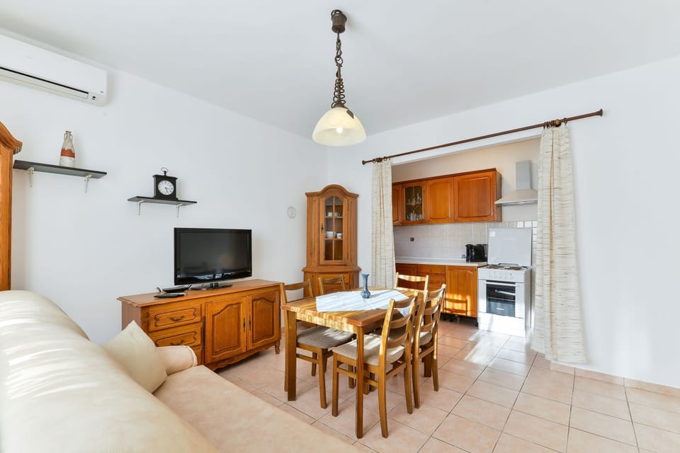 Comfort Apartment, Non Smoking, Garden View | In-room dining