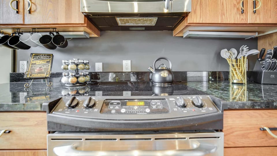 Kitchen: Bright and functional kitchen with top-of-the-line appliances