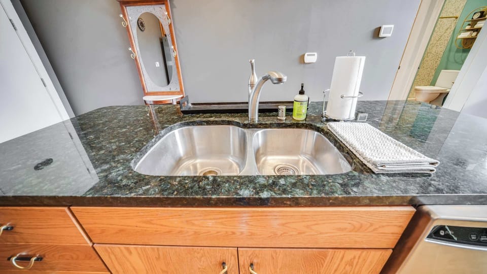 Kitchen: Bright and functional kitchen with top-of-the-line appliances