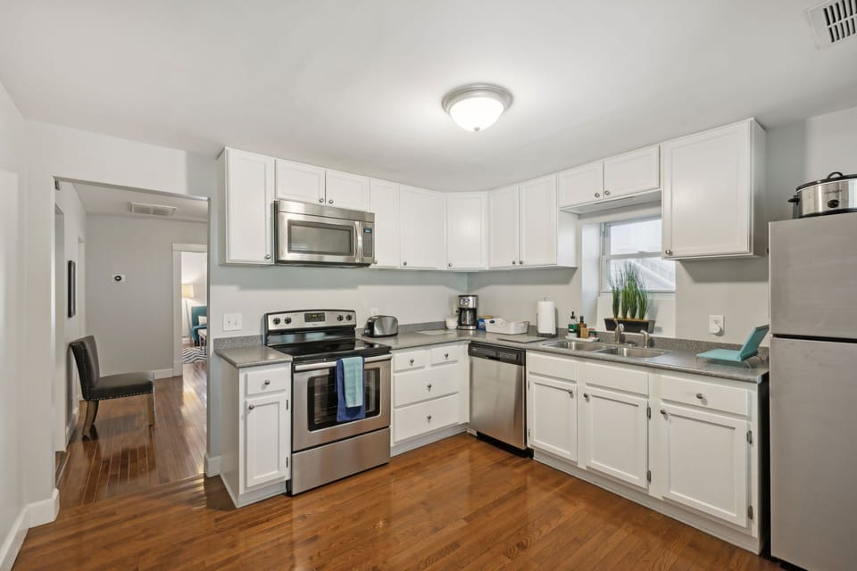 Kitchen: Cook in style with sleek, modern appliances that make every meal a masterpiece.