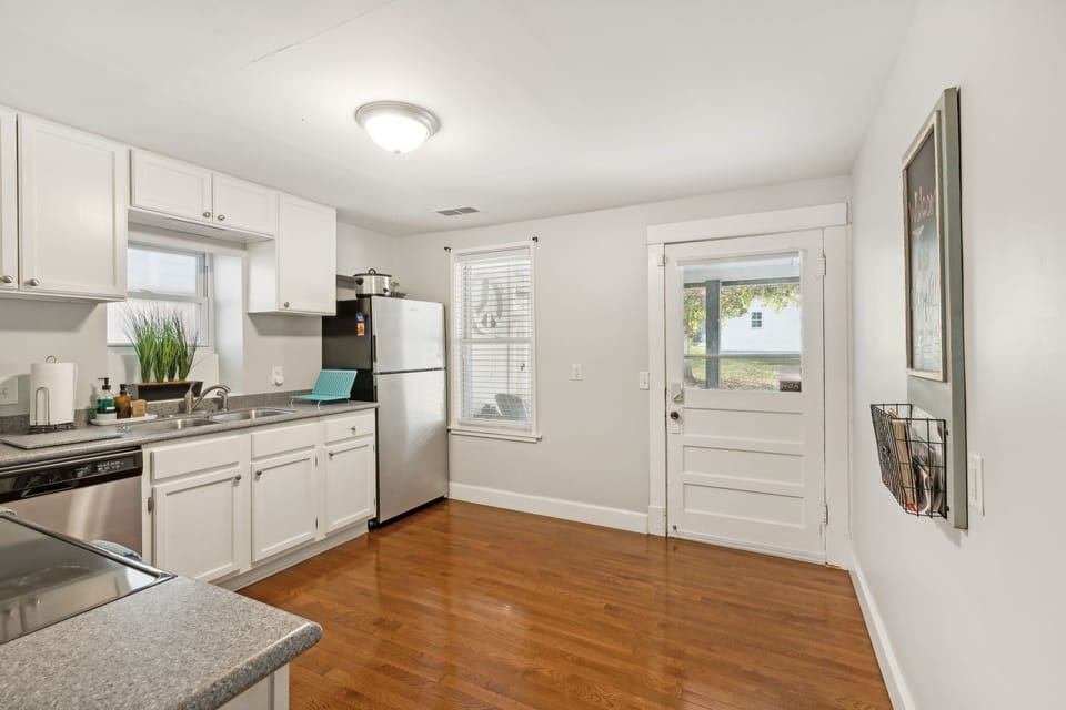 Kitchen: Cook in style with sleek, modern appliances that make every meal a masterpiece.