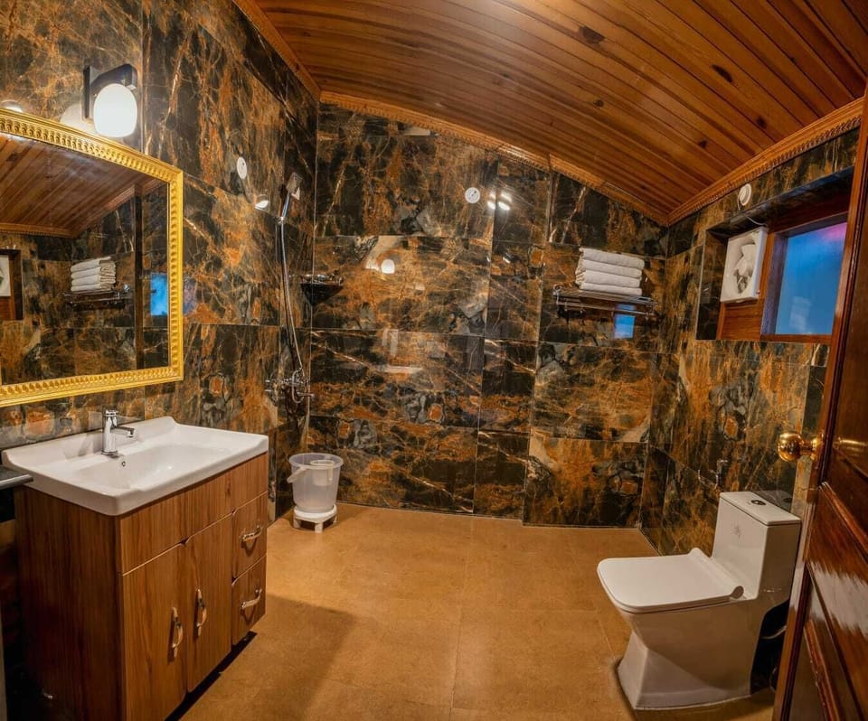 Family Double Room | Bathroom | Shower, rainfall showerhead, slippers