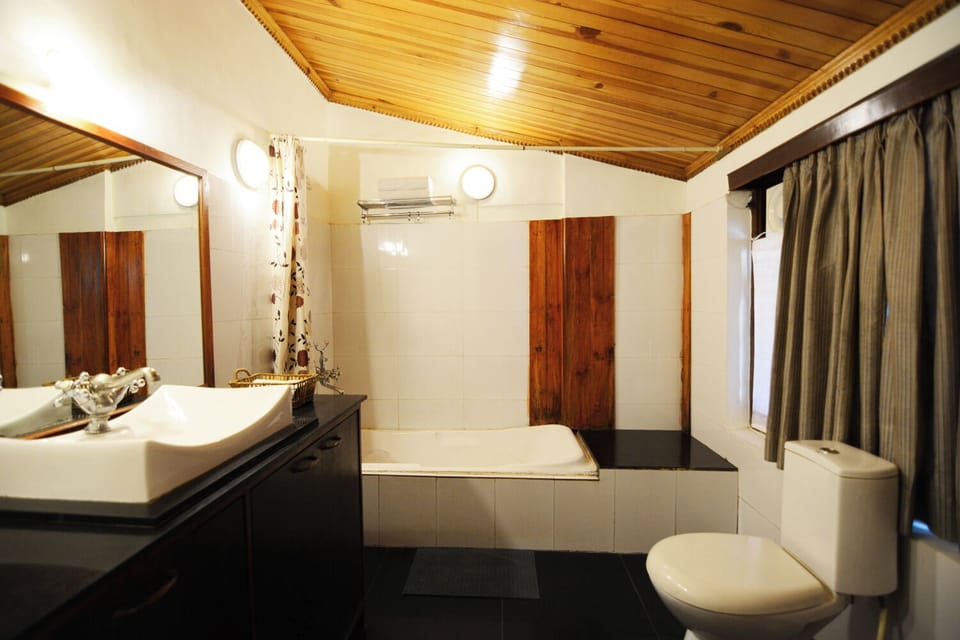 In-room safe, soundproofing, iron/ironing board, free WiFi