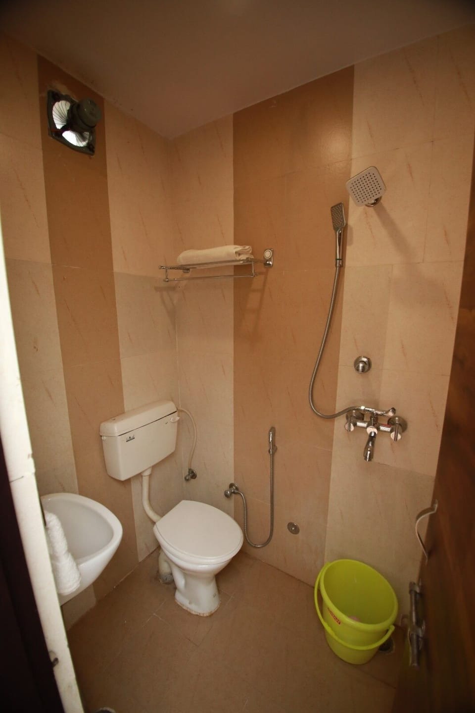 Deluxe Studio | Bathroom | Shower, towels, soap, shampoo