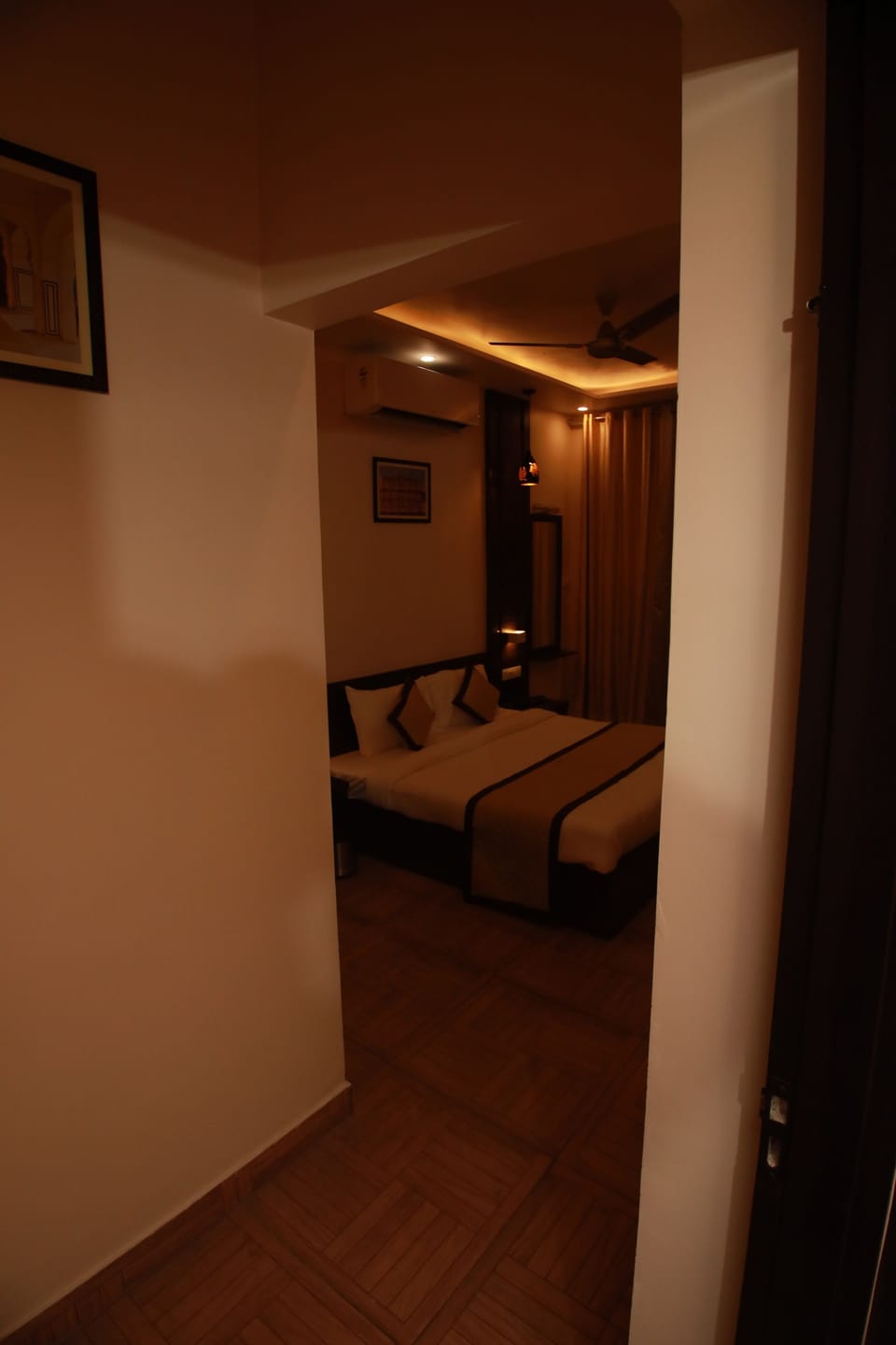 Deluxe Studio | Desk, laptop workspace, free WiFi