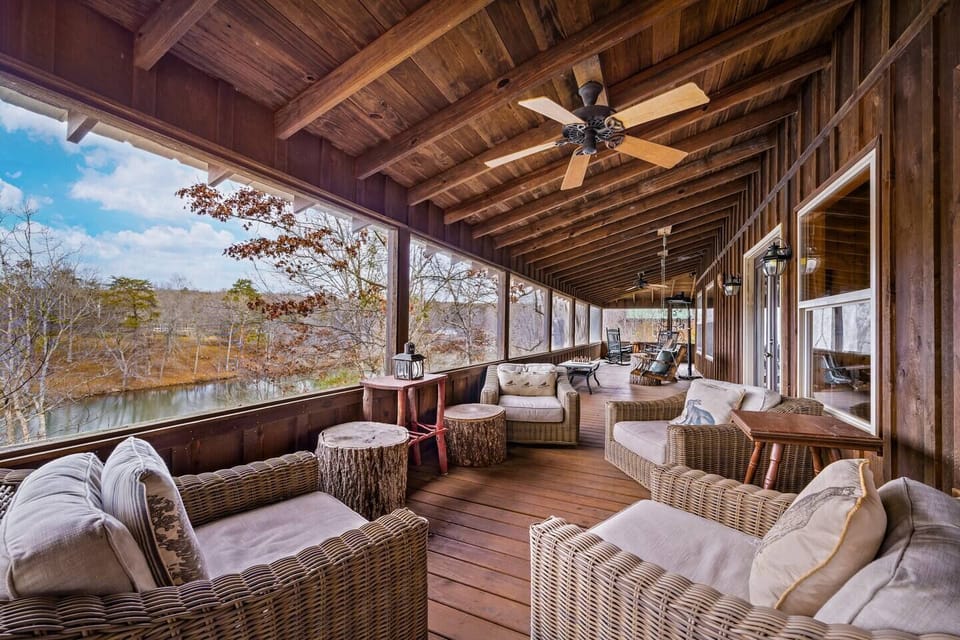 Comfortable swivel chairs on the screened-in back porch with lake views, located just off the living room.