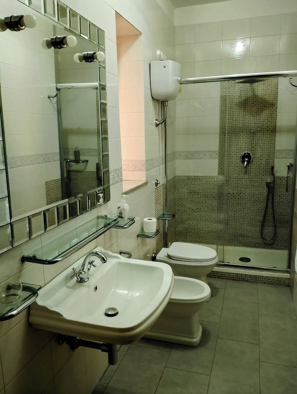 Vesuvio | Bathroom | Hair dryer, bidet, towels, soap