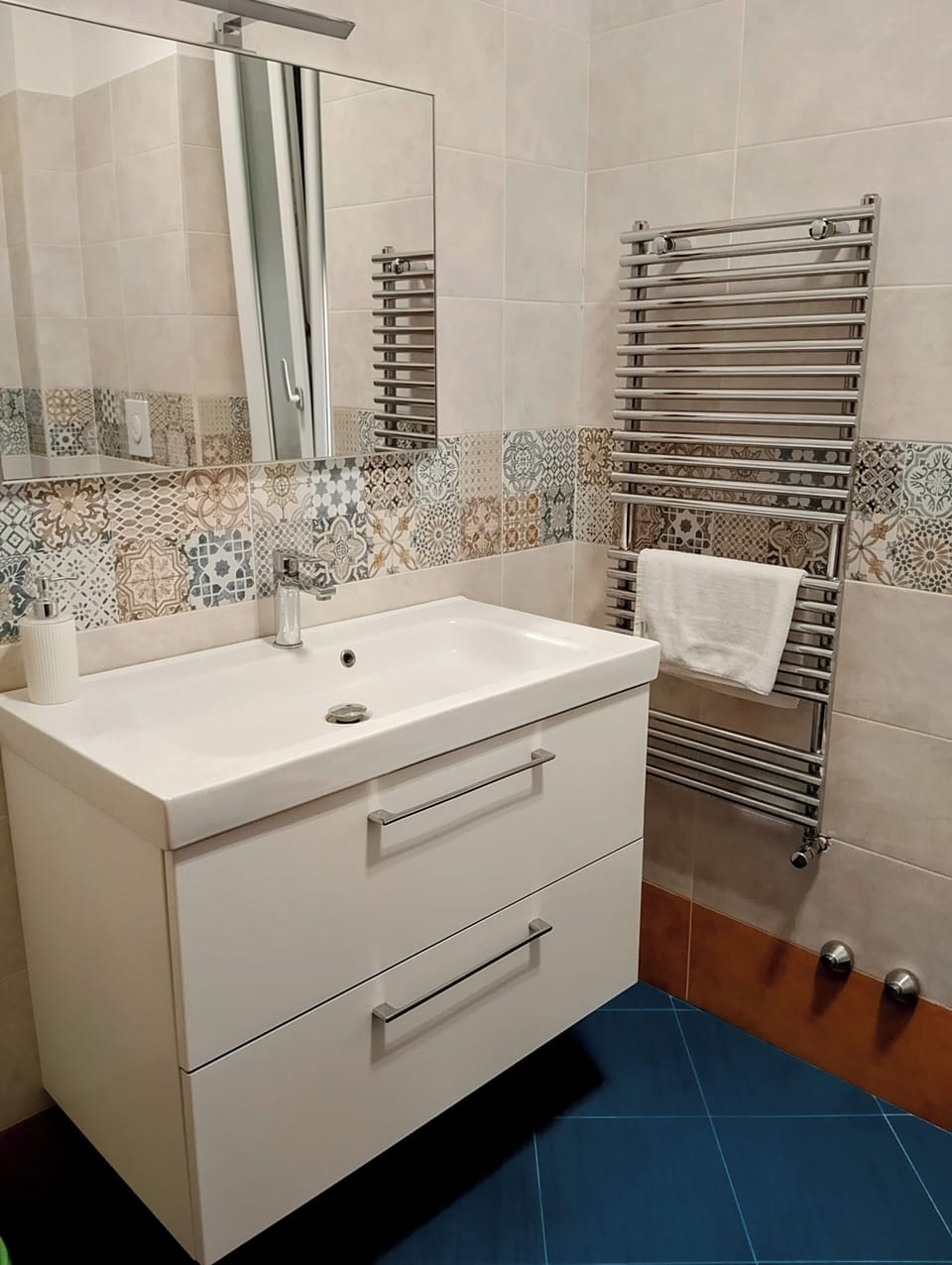 Procida | Bathroom | Hair dryer, bidet, towels, soap
