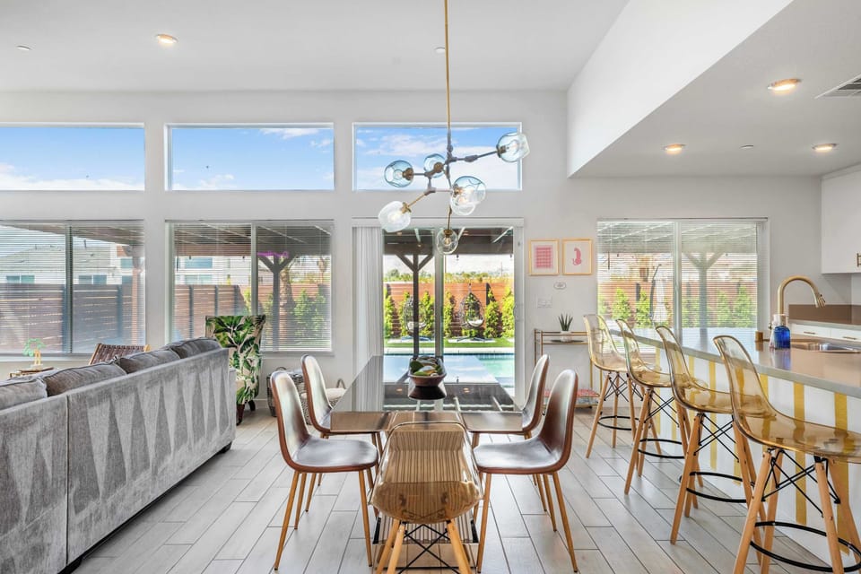 Large open concept kitchen and dining area