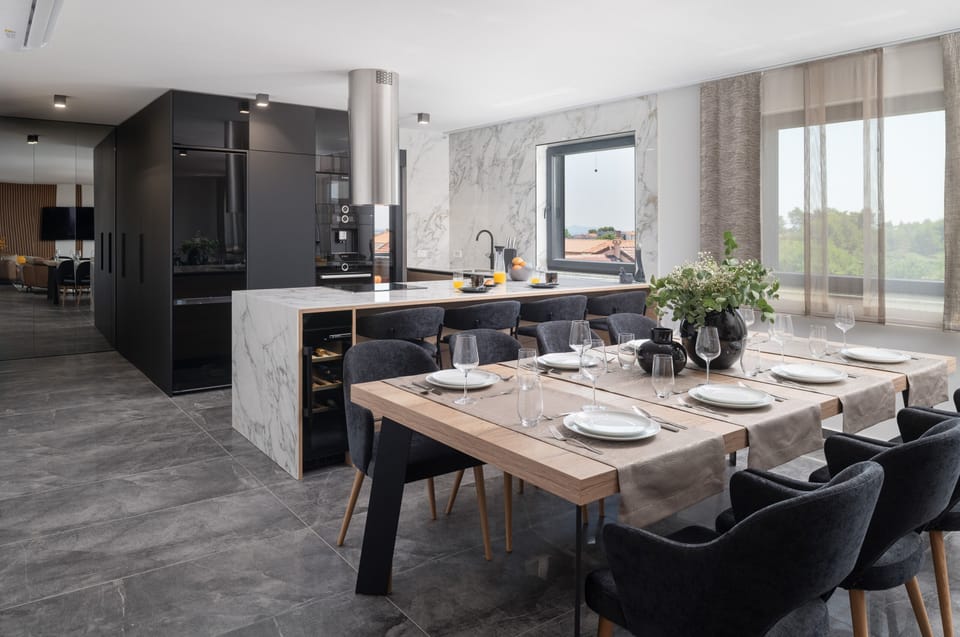 Luxury Apartment, Non Smoking, Sea View | In-room dining