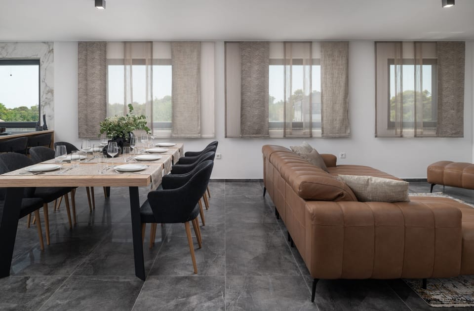 Luxury Apartment, Non Smoking, Sea View | In-room dining