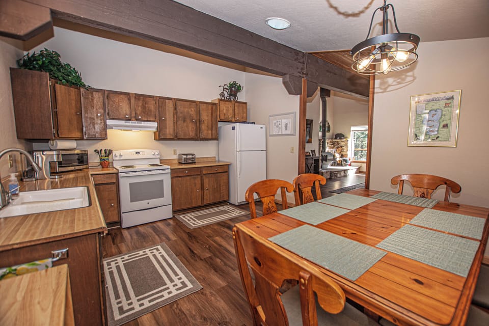 Casa Pasquale - Dining Area and Kitchen