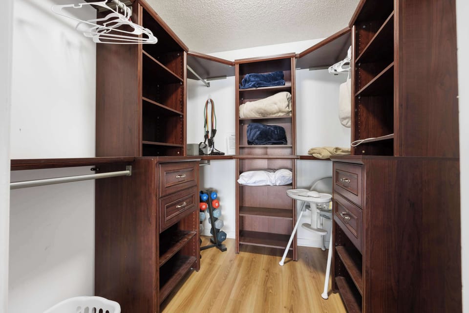 Keep clothes & bags tucked away in the oversized master walk-in closet