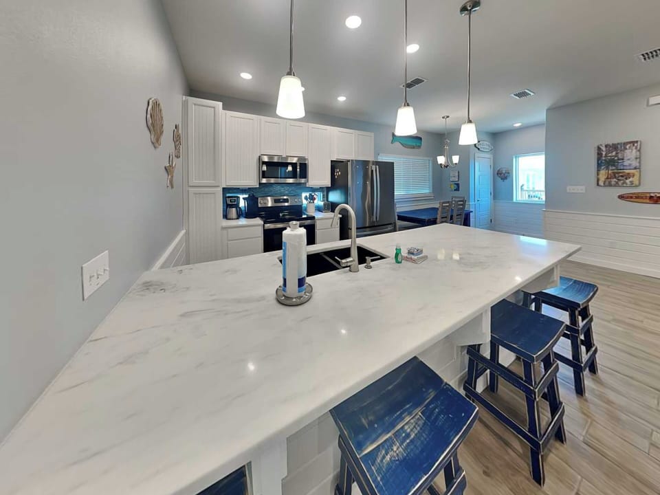 Full Kitchen - Countertop Seating For 4 - First Floor