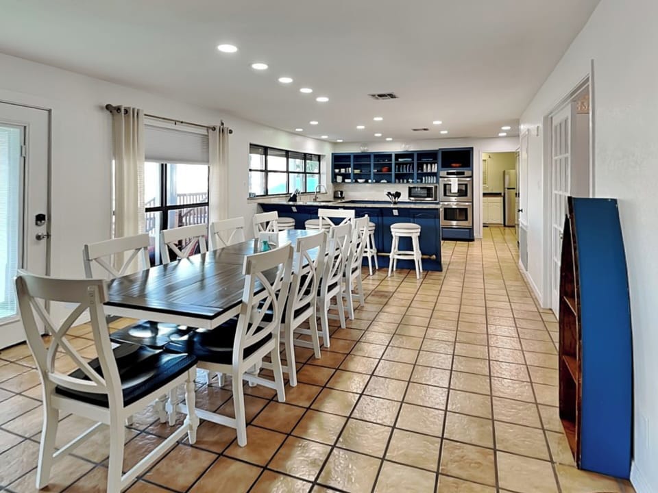 Dining & Kitchen Area