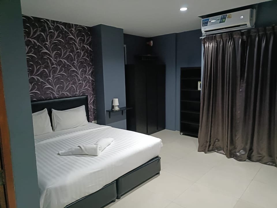 In-room safe, desk, laptop workspace, free WiFi
