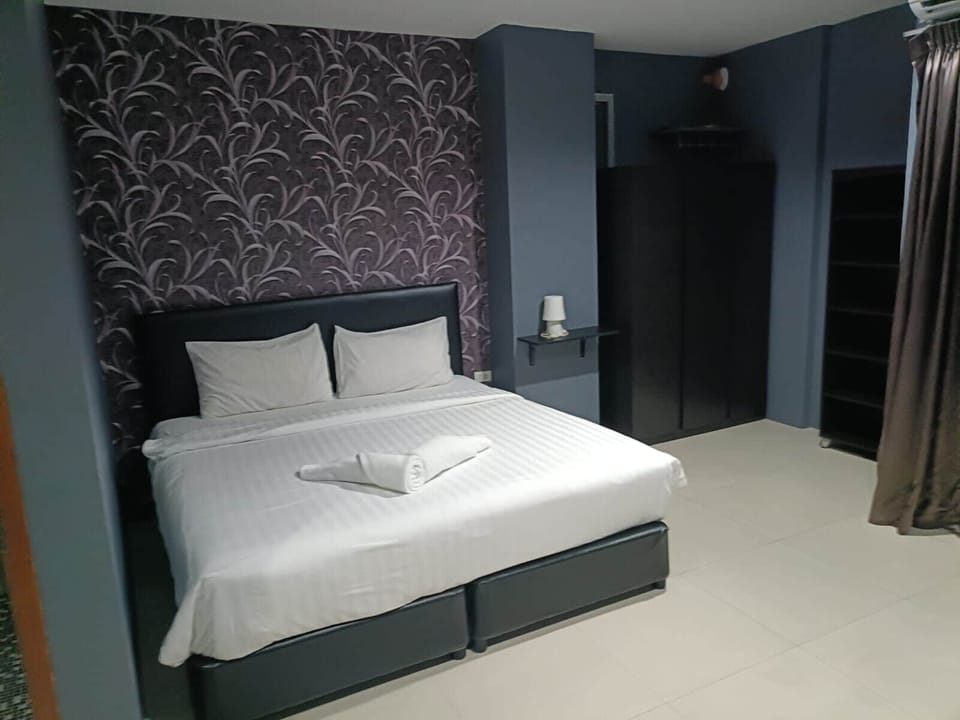 Classic Double Room, Balcony | In-room safe, desk, laptop workspace, free WiFi