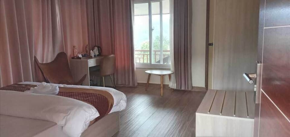Luxury Suite, Mountain View | Desk, laptop workspace, WiFi (free), bed sheets