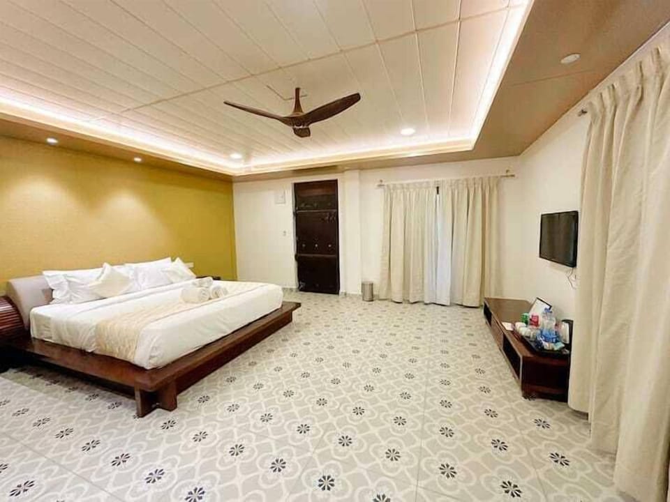 Standard Room | In-room safe, iron/ironing board, free WiFi