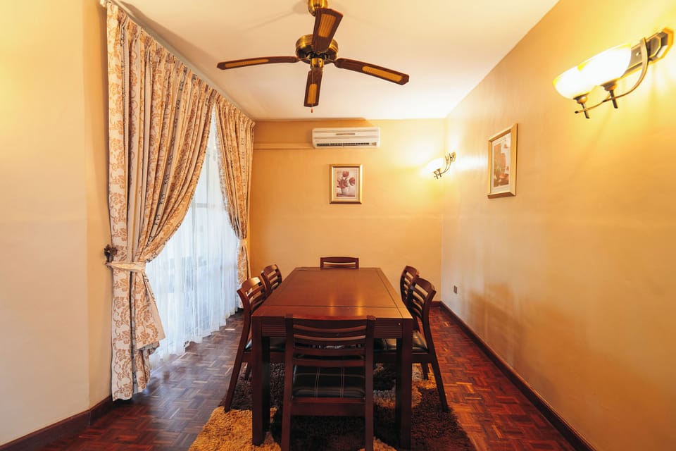 Deluxe Apartment, 3 Bedrooms, Garden View | In-room dining