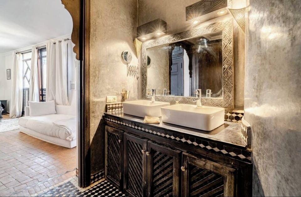 Junior Suite Oud | Bathroom | Shower, hair dryer, towels, soap