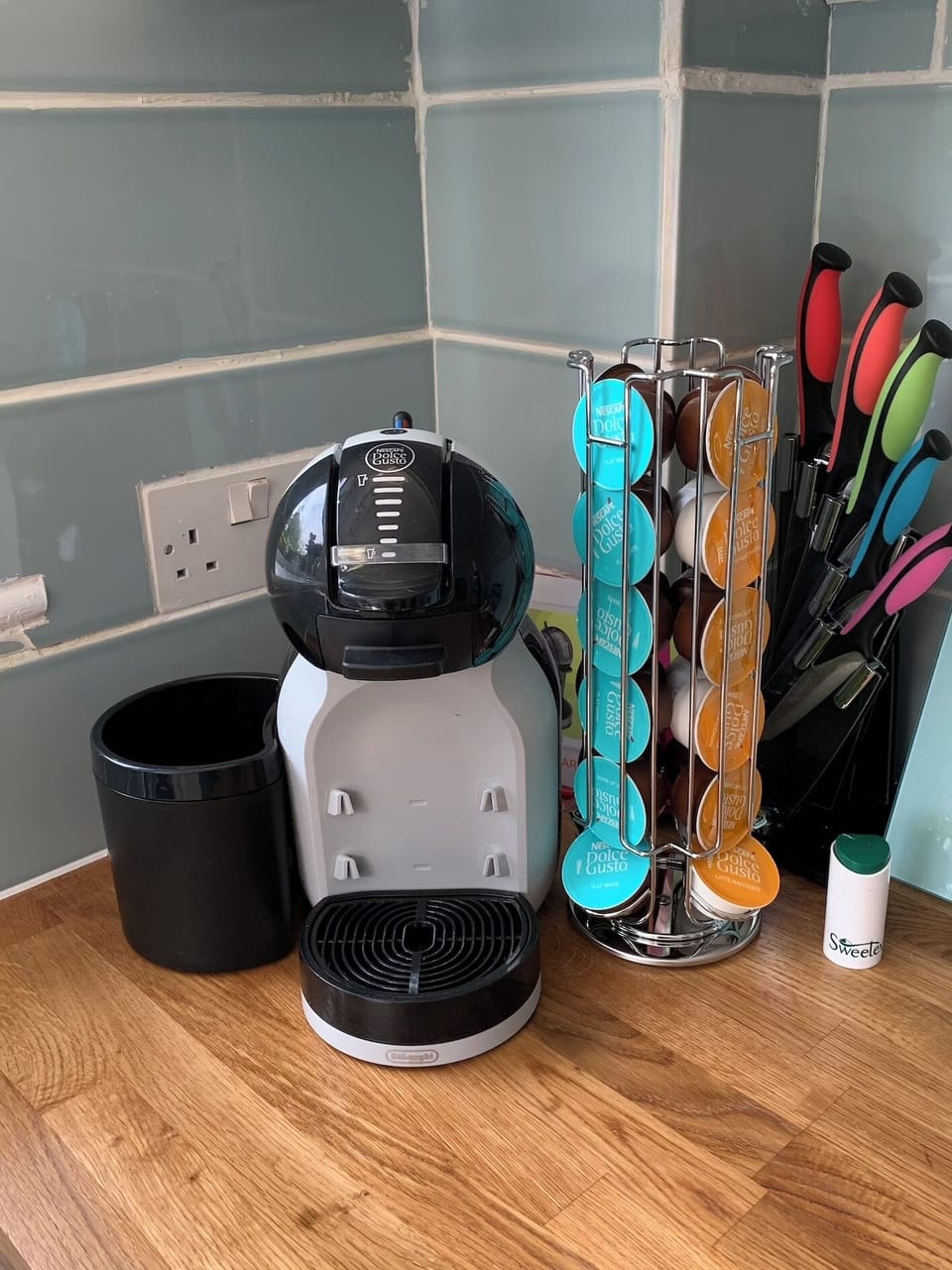 Coffee machine with starter selection of pods