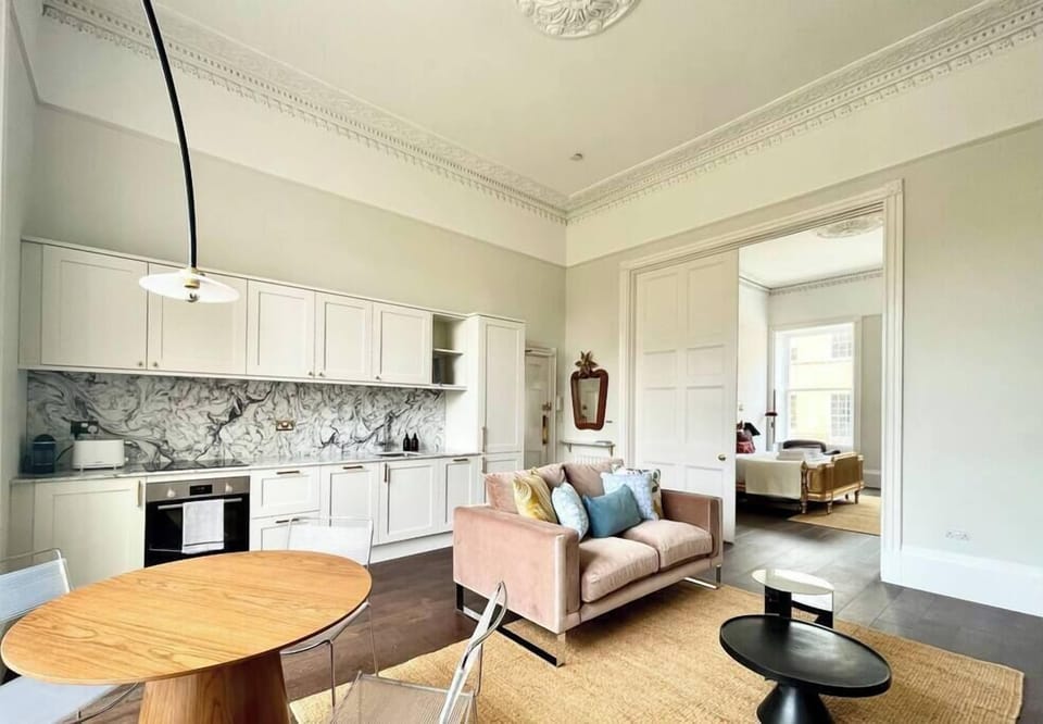 Living Area with Smart TV (6)