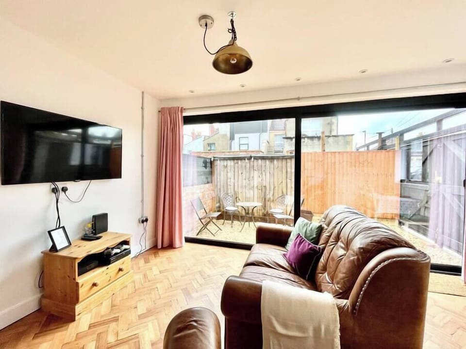 Living area with smart TV (2)