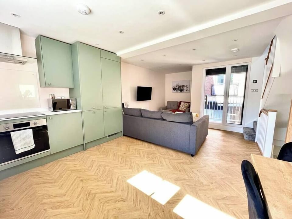 Fully equipped kitchen (2)