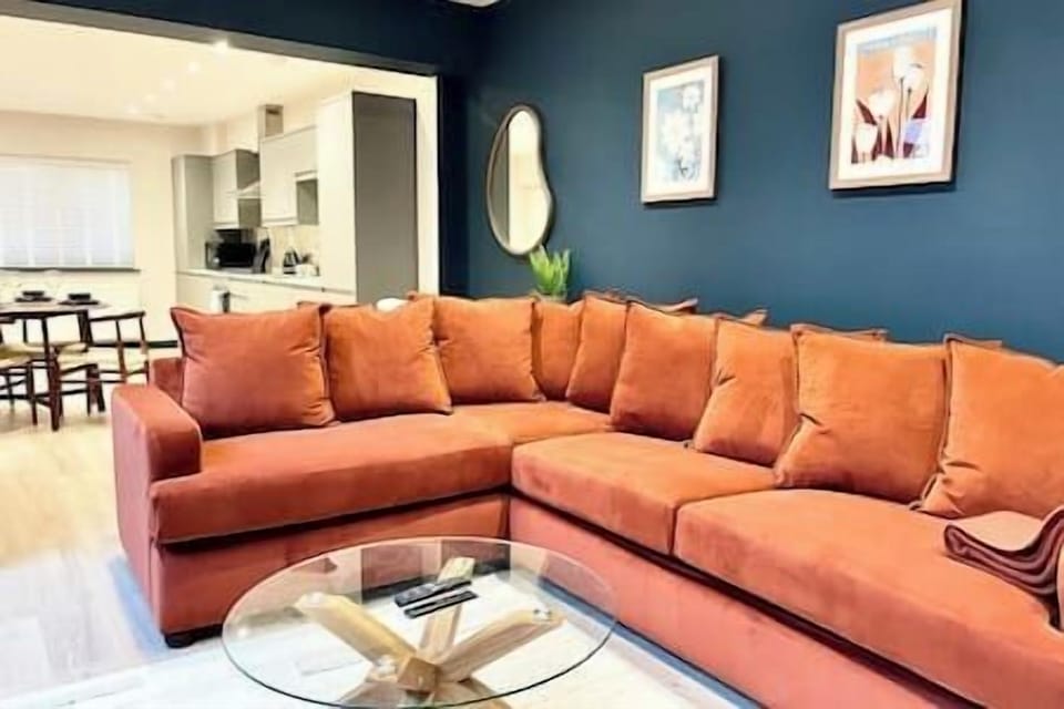 Kingsize sofa bed (1)