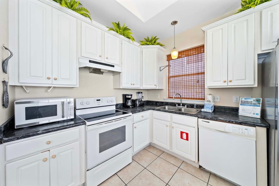 House, Multiple Beds (Far Reach II) | Private kitchen | Oven, toaster