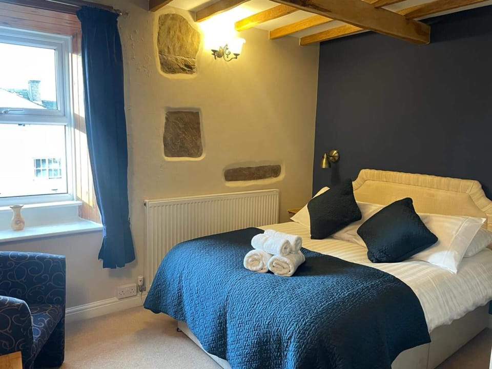 Standard Double Room | Desk, WiFi (free), bed sheets