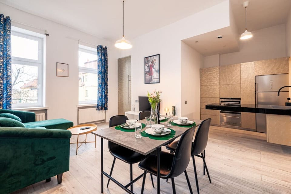Dining Area | Book Now with RENTUJEMY.COM