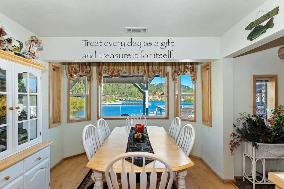 Dining room space with lakefront views, seating for six.