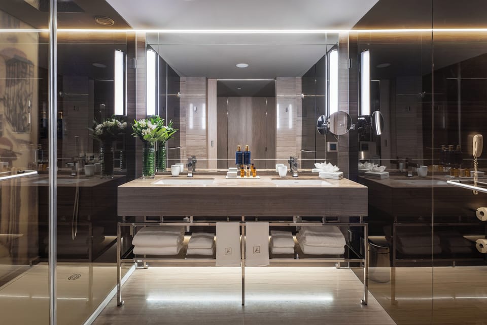 Premium Suite | Bathroom | Free toiletries, hair dryer, bathrobes, bidet