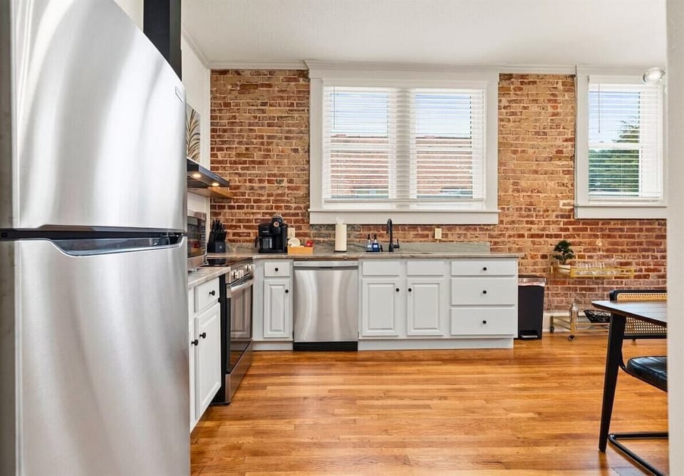 A closer look at the kitchen highlights its clean design and practical features for easy and enjoyable meal preparation.