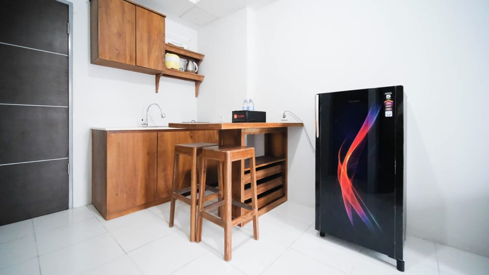 Deluxe Apartment | Private kitchen | Fridge, stovetop, rice cooker, dining table