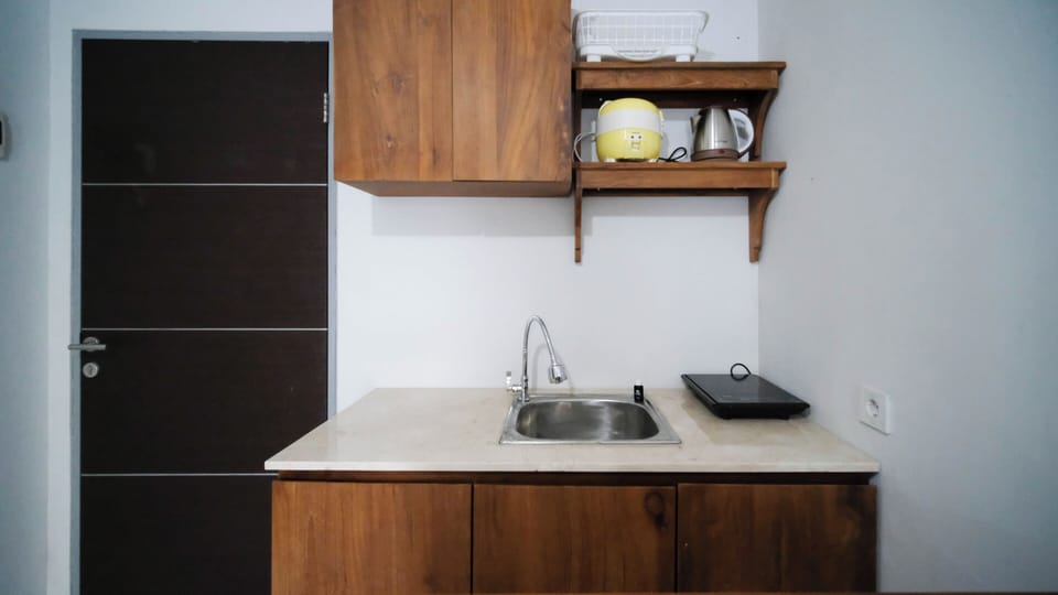 Deluxe Apartment | Private kitchen | Fridge, stovetop, rice cooker, dining table