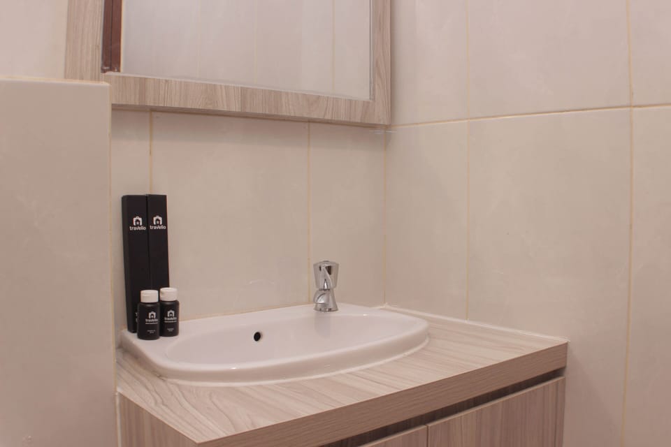 Deluxe Studio | Bathroom | Shower, towels, soap, shampoo