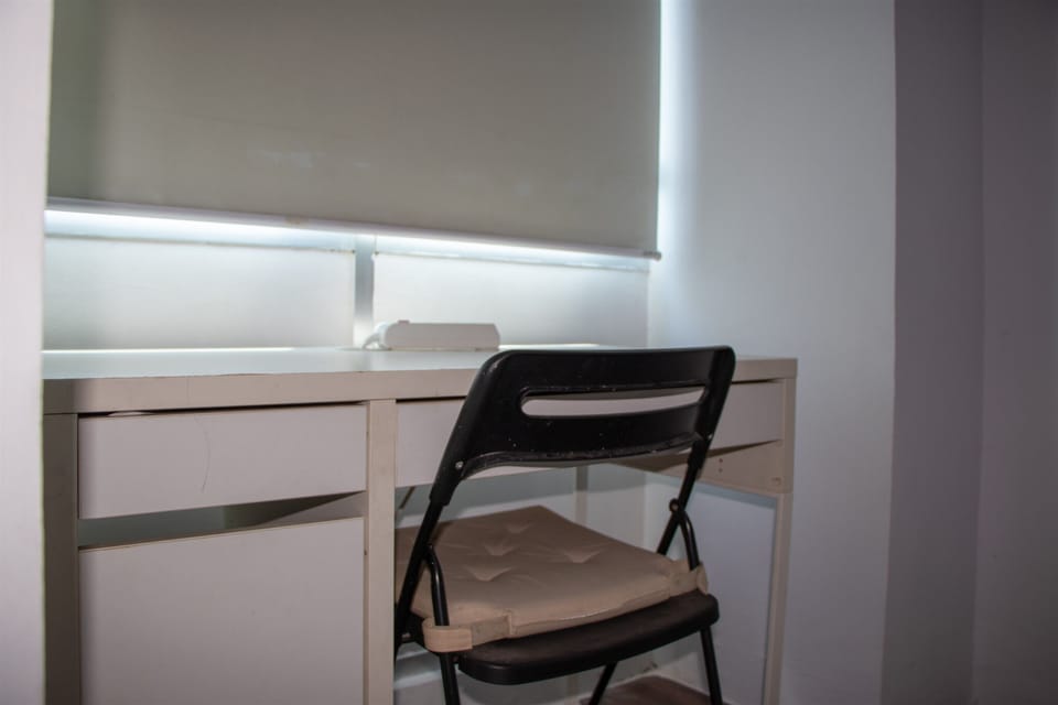 Deluxe Studio | Desk