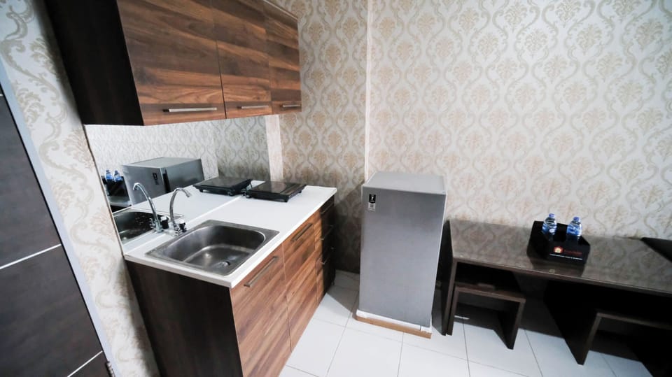 Deluxe Apartment | Private kitchen | Fridge, stovetop, rice cooker, dining table