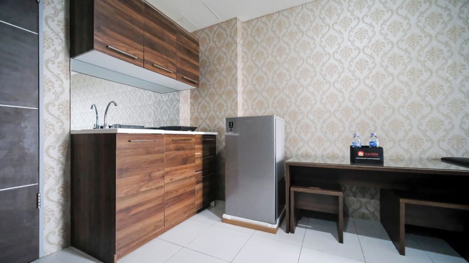 Deluxe Apartment | Private kitchen | Fridge, stovetop, rice cooker, dining table