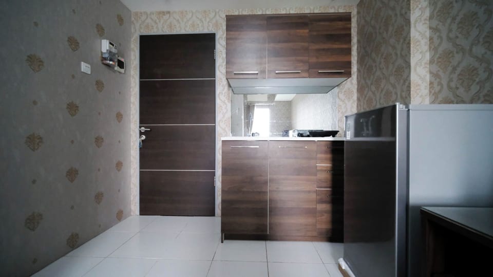 Deluxe Apartment | Private kitchen | Fridge, stovetop, rice cooker, dining table