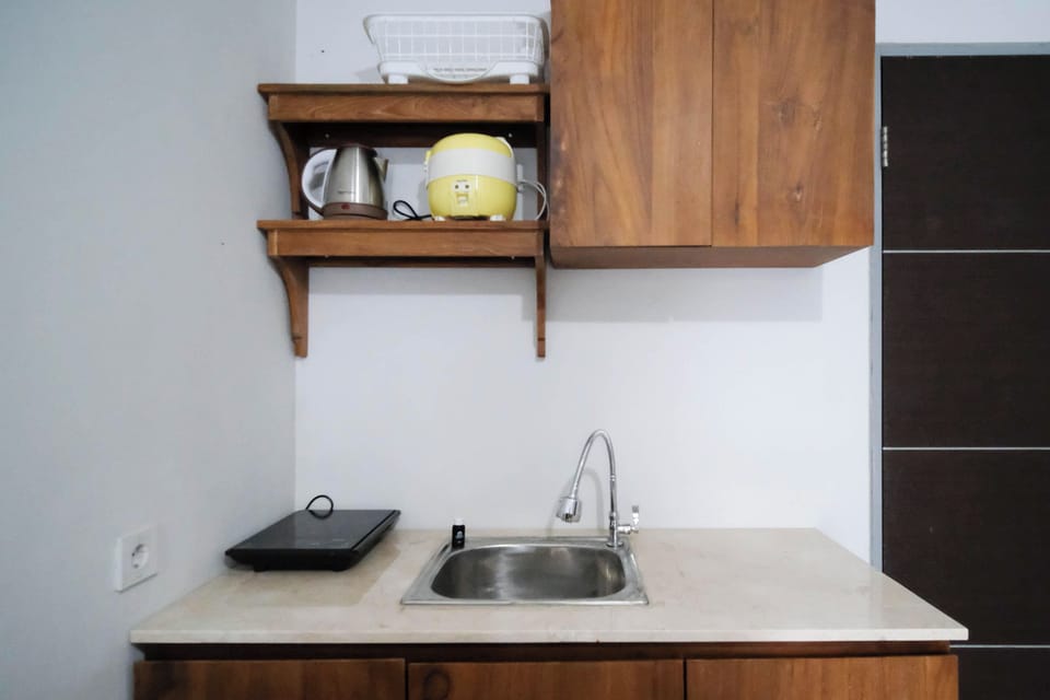 Deluxe Apartment | Private kitchen | Fridge, stovetop, rice cooker, dining table
