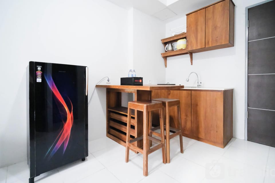 Deluxe Apartment | Private kitchen | Fridge, stovetop, rice cooker, dining table