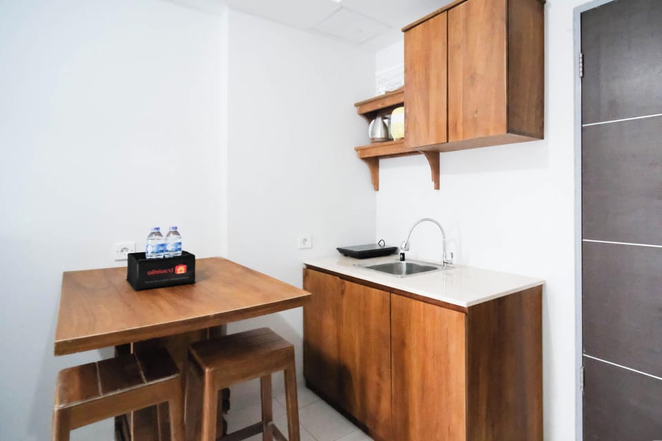 Deluxe Apartment | Private kitchen | Fridge, stovetop, rice cooker, dining table