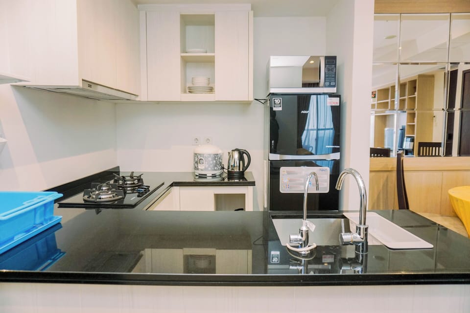 Deluxe Apartment | Private kitchen | Fridge, microwave, stovetop, rice cooker